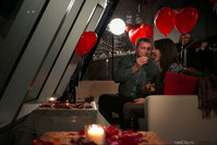 Комната украшена шарами-сердцами для свидания на крыше Москва Сити